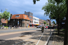 904661 Gezicht op de Amsterdamsestraatweg te Utrecht, uit het westen, met links het hoekpand Van Beuningenplein 1 en ...